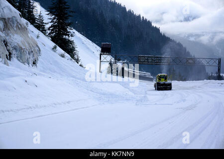 En raison des conditions glaciales, des arbres tombés et des chutes de neige qui rendent les équipes WSDOT non sécuritaires pour dégager la route dans certaines régions - l'Interstate 90 est fermée à tous les véhicules à partir du mardi 17 janvier. Notre première priorité est la sécurité, tant pour vous en tant que voyageurs que pour nos équipages. Les fermetures de routes et les routes seront dégagées aussi rapidement que possible. Fermeture des forces météorologiques hivernales I-90 32032802780 o Banque D'Images