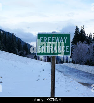 En raison des conditions glaciales, des arbres tombés et des chutes de neige qui rendent les équipes WSDOT non sécuritaires pour dégager la route dans certaines régions - l'Interstate 90 est fermée à tous les véhicules à partir du mardi 17 janvier. Notre première priorité est la sécurité, tant pour vous en tant que voyageurs que pour nos équipages. Les fermetures de routes et les routes seront dégagées aussi rapidement que possible. Fermeture des forces météorologiques hivernales I-90 31567614714 o Banque D'Images