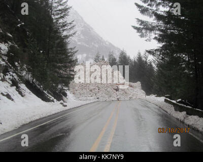 Nuit le 9 mars, une grande quantité de neige et de débris a glissé sur la State route 20 dans le comté de Skagit, à l'est du pays. Le glissement s'est produit à l'est de Newwalem au point milliaire 123. La route SR 20/North Cascade ferme en hiver entre le poste 134 et le poste 171. SR 20 millepost 123 toboggan 33041929900 o Banque D'Images