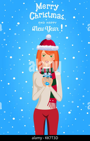 Carte de Noël et Nouvel an avec gingembre cute smiling girl in santa hat, foulard rayé, holding en mains isolé sur fond de neige bleu avec Banque D'Images