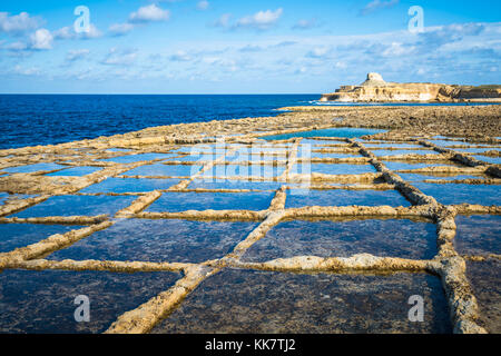 Les étangs d'évaporation de sel sur l'île de Gozo, Malte Banque D'Images
