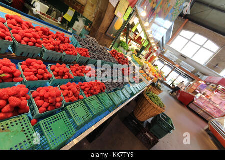Les fruits et légumes en vente sur le marché Banque D'Images