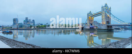 Londres - le panorama de Tower Bridge, la tour, Riverside et gratte-ciel du matin au crépuscule. Banque D'Images