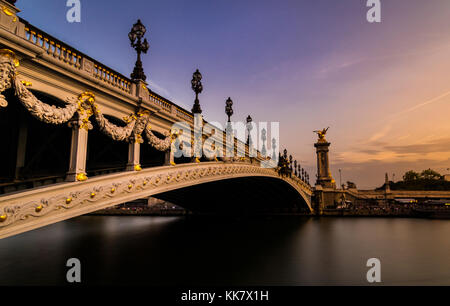 Le pont Alexandre III est un pont en arc pont qui relie les Champs-élysées trimestre avec ceux des invalides et la tour eiffel. la construction d'e Banque D'Images