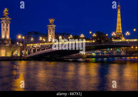 Le pont Alexandre III est un pont en arc de pont sur la Seine à Paris. Elle relie les Champs-élysées trimestre avec ceux des invalides et e Banque D'Images