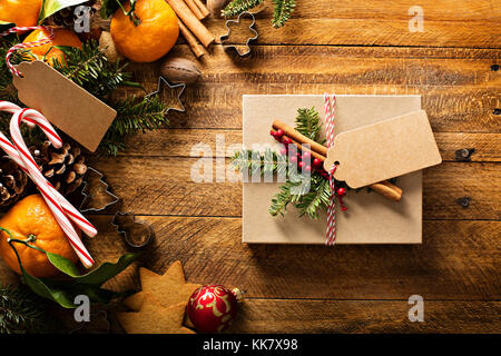 Cadeau de Noël avec des oranges, des cannes de bonbon et décorations Banque D'Images