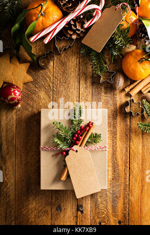 Cadeau de Noël avec des oranges, des cannes de bonbon et décorations Banque D'Images