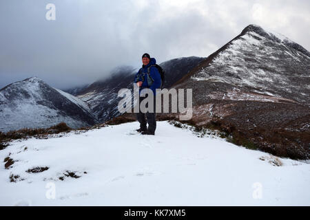 Homme seul dans fellwaker sur neige haut de Rowling fin sur la route de la montagne wainwright causey pike dans le parc national du Lake District, Cumbria.uk. Banque D'Images