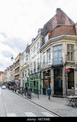 Magasins et restaurants dans la région attrayante Rue de la Monnaie à Lille, Nord de la France Banque D'Images