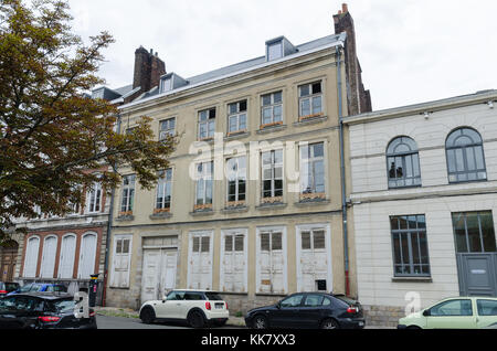 Ancien bâtiment typique dans le centre de Lille, France avec fenêtre blanche et volets porte sur le rez-de-chaussée Banque D'Images