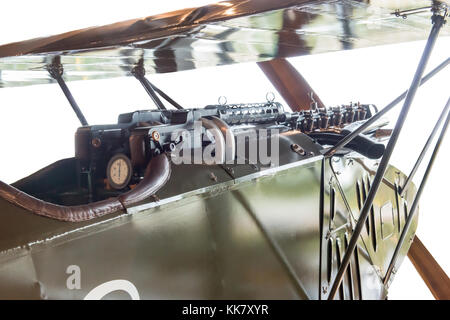 Cockpit d'un biplan de la première Guerre mondiale isolé sur blanc Banque D'Images