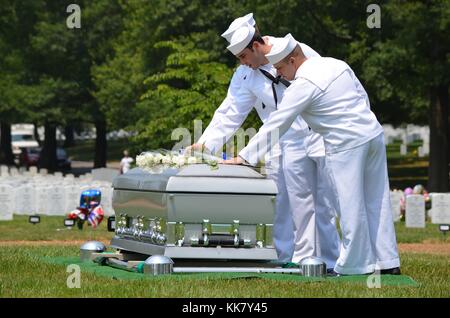 Lieu de marins leur badge sur le cercueil du maître d'Armes 2e classe Sean Brazas au cours de sa cérémonie funèbre au cimetière national d'Arlington, Arlington, Virginia, 2012. Image courtoisie Ensign Amber Lynn Daniel/US Navy. Banque D'Images