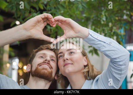 Content couple coeur avec les mains Banque D'Images