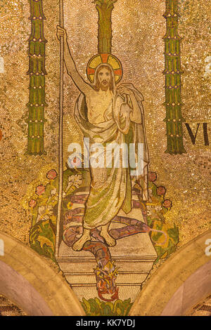 Paris, France - 17 septembre 2017 : mosaïque de Jésus ressuscité dans la cathédrale de Westminster et saint-sacrement chapelle conçue par Boris anrep Banque D'Images