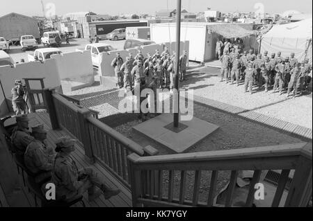 Le 62e bataillon du génie de l'armée et l'US Navy Seabees s affectés à la construction navale Bataillon Mobile NMCB 7 rassembler autour d'un mât dans un camp-chiffre d'cérémonie à l'aérodrome de Kandahar, Afghanistan, 2012. Image courtoisie Mass Communication Specialist 3rd Class Michael Scichilone/US Navy. Banque D'Images