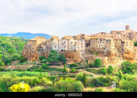 Photo horizontale de l'ancienne ville de Pitigliano en toscane italie. les bâtiments et les maisons construites sur la pierre de tuf sont placés entre les collines couvertes de tree Banque D'Images