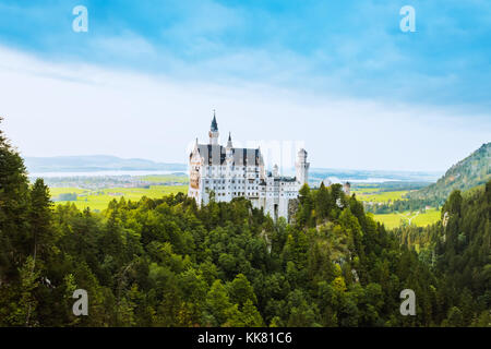 Belle vue aérienne du château de Neuschwanstein en été Banque D'Images