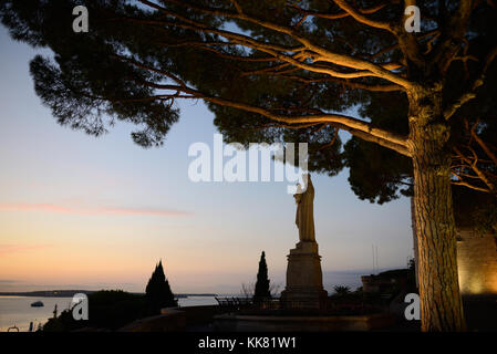 Surmontant Cannes depuis la place de la ville, à côté de l'église notre-Dame d'Esperance avec la Vierge Marie, la vieille ville du Suquet, Cannes, Côte d'Azur Banque D'Images