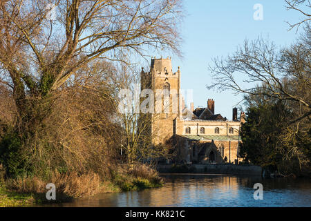 St James Church sur la rivière Great Ouse à Hemingford Grey Cambridgeshire England UK Banque D'Images