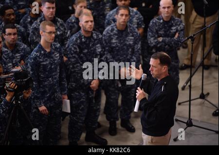 Chef des opérations navales ONC l'amiral John Richardson fournit des commentaires pendant un appel mains libres à la base navale américaine de Naples, Italie. Image courtoisie Mass Communication Specialist 1re classe Theron J. Godbold/US Navy, 2015. Banque D'Images