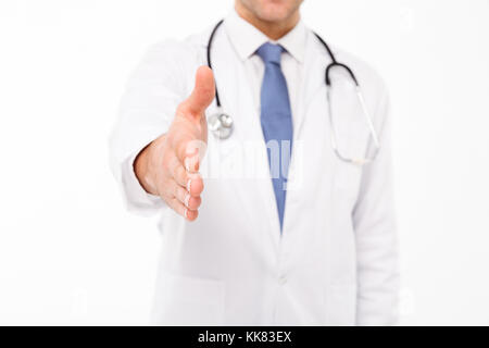 Close up portrait of a male doctor with stethoscope debout avec la main tendue, de l'accueil isolated over white background Banque D'Images