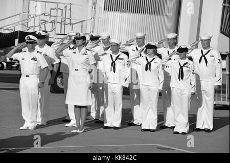 Les marins affectés au Centre de soutien opérationnel de la Marine CNTO Nashville effectuer côté avion distinctions comme la demeure de spécialiste en logistique 2e classe Randall Smith arrivent à l'Aéroport International de Nashville, Nashville, Tennessee. Image courtoisie Mass Communication Specialist 1re classe Dustin Q. Diaz/US Navy, United States, 2015. Banque D'Images