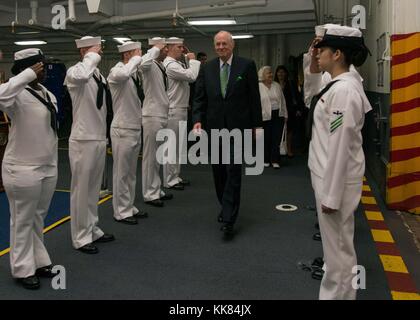 La Cour suprême nous Anthony Kennedy monte à bord du porte-avions USS John C. Stennis CVN 74 pour une visite du navire, San Diego, Californie. Image courtoisie de spécialiste de la communication de masse de la classe 3ème Andre T. Richard/US Navy, 2015. Banque D'Images