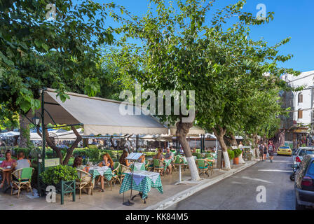 Cafés et tavernes sur Agoras Platia dans le quartier de Monastiraki, Athènes, Grèce Banque D'Images