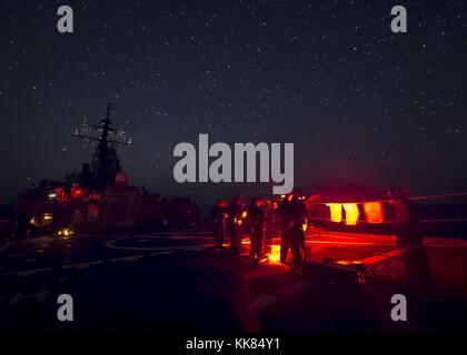 Les marins à bord de missiles de l'USS Ross DDG 71 participer à une faible lumière les armes d'entraînement, Mer Méditerranée. Image courtoisie de spécialiste de la communication de masse 3e classe Robert S. Price/US Navy, Espagne, 2015. Banque D'Images