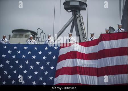 Les marins à bord de la classe Oliver Hazard-Perry frégate lance-missiles USS GARY FFG 51 homme les rails pendant la mise hors service du navire cérémonie à la base navale de San Diego, San Diego. Image courtoisie Mass Communication Specialist 1re classe Trevor Welsh/US Navy, 2015. Banque D'Images