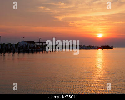 Cabanes de pêche au coucher du soleil, Tanger Island, baie de Chesapeake Banque D'Images