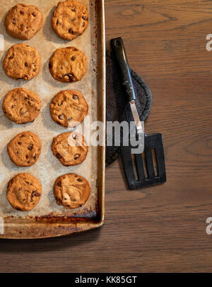 Tôle à biscuits aux brisures de chocolat chaud frais du four, overhead view Banque D'Images