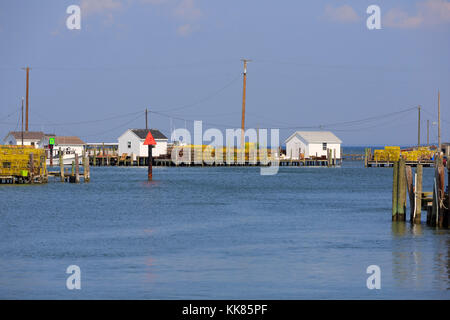 Cabanes de pêche et les casiers sur Tanger Island, baie de Chesapeake Banque D'Images