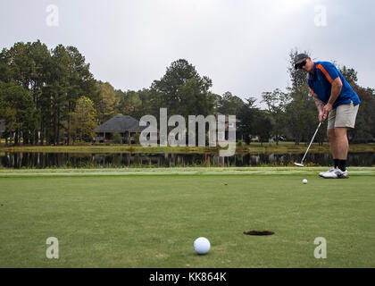 Le Sgt Tech. Joseph Curran, 824e Escadron de défense de la base des membres de l'équipe incendie, montres sa balle de golf au cours de la réunion de l'Association Safeside tournoi de golf, le 6 novembre 2017, à Valdosta, Ga, tous les deux ans l'association Safeside est titulaire d'une reunion d'interagir avec leurs camarades passés et présents de la 820e groupe de défense de la Base. (U.S. Air Force photo par Airman Eugène Oliver) Banque D'Images