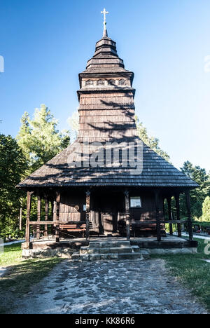 Église en bois de sv. Prokop et barbora à kuncice pod ondrejnikem village de moravskoslezske beskydy montagnes en République tchèque au cours de journée agréable avec Banque D'Images