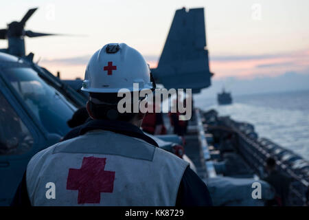 Océan Atlantique (nov. 7, 2017) 3ème classe Corpsman Hôpital Martin Castro de Los Angeles comme l'montres navire d'assaut amphibie USS Iwo Jima (DG 7) aborde le navire de soutien de combat rapide USNS Supply (T-AOE 6) pour un ravitaillement en mer. Iwo Jima, composants de l'Iwo Jima Groupe amphibie et la 26e unité expéditionnaire de marines sont la réalisation d'une unité de formation composite combinée exercice qui est l'aboutissement de la formation pour le Navy-Marine Corps équipe et les certifier pour le déploiement. (U.S. Photo de la marine par la communication de masse 3e classe Daniel C./Coxwest) Parution Banque D'Images