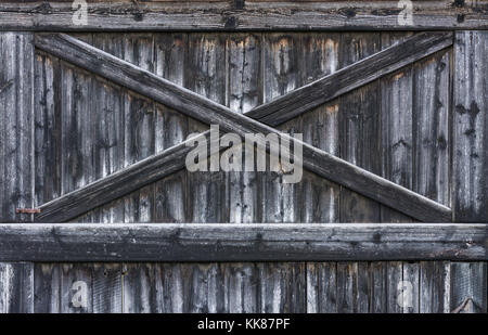 Rayé en bois de texture old weathered planks. vintage porte de grange de rural s'est évanoui avec croix du voligeage. Banque D'Images