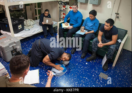 171107-N-ZS023-056 5ÈME ZONE DES OPÉRATIONS DE LA FLOTTE (nov. 7, 2017) 2ème classe Corpsman Hôpital Michael Stewart, un natif de Saint-Louis, affecté à la ministère des services de santé à bord du navire d'assaut amphibie USS America (LHA 6), enseigne un cours de RCR pour les marins et les Marines dans le domaine médical. L'Amérique est déployée dans le domaine de la 5e flotte américaine des opérations à l'appui des opérations de sécurité maritime visant à rassurer les alliés et les partenaires, et de préserver la liberté de navigation et la libre circulation du commerce dans la région. (U.S. Photo par marine Spécialiste de la communication de masse Seaman Vance/Main) Parution Banque D'Images