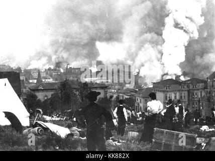 Donnant sur le centre-ville de San Francisco les résidents que les incendies breakout à travers la ville après le séisme de 1906. L'événement qui a eu lieu en 1906 équivalent à M7.9 mesurée et la rupture 296 milles le long de la faille de San Andreas. Image courtoisie USGS. 2014. Banque D'Images