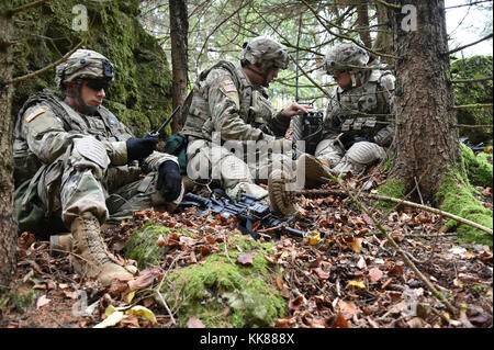 Des soldats américains avec des troupes d'escadron du régiment, 2e régiment de cavalerie, mise en place d'un faible niveau d'interception de la voix pendant l'exercice Allied Esprit VII à la 7ème commande d'entraînement de l'armée, de formation du Hohenfels Allemagne, 8 novembre 2017. Environ 4 050 militaires de 13 nations participent à l'exercice du 30 octobre au 22 novembre 2017. Spirit est un allié de l'armée américaine l'Europe-dirigé, 7ATC-mené un exercice multinational série conçue pour développer et renforcer l'OTAN et partenaire clé de l'interopérabilité et l'état de préparation. (U.S. Photo de l'armée par Gertrud Zach) Banque D'Images