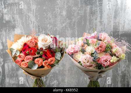 Deux belles luxe Bouquet de fleurs dans vase en verre . Le travail de la fleuriste à un magasin de fleur Banque D'Images