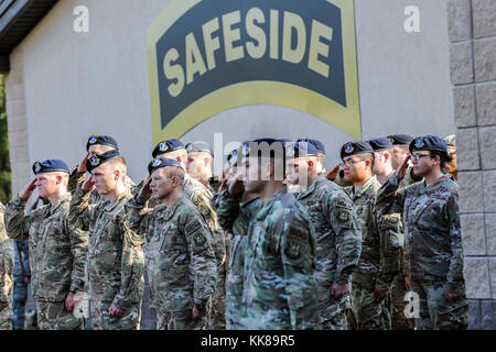 Les membres du 823e Escadron de défense de la base d rendre un hommage lors d'une réunion de Safeside, Memorial, 2017 Novembre8, à Moody Air Force Base, Ga., tous les deux ans, l'Association Safeside est titulaire d'une reunion d'interagir avec et honorer leurs camarades passés et présents de la 820e groupe de défense de la Base. (U.S. Air Force photo par Airman Eugène Oliver) Banque D'Images