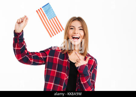 Image of young woman isolated over white wall background. Appareil photo à la holding USA flag orienté. Banque D'Images