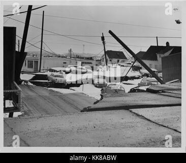 Une photographie montrant la destruction qui s'est produit à Anchorage causé par le séisme de 1964 en Alaska, l'affaissement du sol majeur précédemment laissé un plat de la ville assis à des hauteurs que modifiée par de nombreux pieds, voitures et maisons ont été laissées à des angles différents et de l'altitude par le mouvement de la terre avec des poteaux électriques dans divers états de l'effondrement, le tremblement de terre de magnitude 92 trouve son origine dans le Prince William Sound et est le deuxième plus important séisme jamais enregistré, Anchorage, Alaska, Alasaka, 1964. Banque D'Images