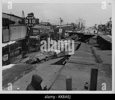 Une photographie de Quatrième Avenue à Anchorage en Alaska après le séisme de 1964, un affaissement s'est produit le long de 11 pieds avec 14 pieds d'un mouvement horizontal de quitter la rue dans l'état représenté dans la photographie, les bâtiments du bloc sont dans divers états de l'effondrement, le tremblement de terre de magnitude 92 trouve son origine dans le Prince William Sound et est le deuxième plus important séisme jamais enregistré, Seward, Alaska, 1964. Banque D'Images