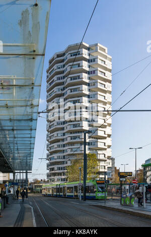 N°1 Croydon ou le Threepenny bit Building à côté de la gare East Croydon. Conçu par Richard Seifert dans les années 1960. Banque D'Images