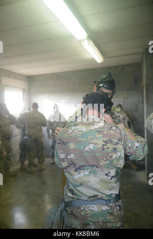 Des soldats américains avec 650e Groupe de renseignement militaire vérifier leur M50 Service Commun masque à usage général à mesure qu'ils renforcent la confiance dans le centre d'appui à la formation chimique, biologique, radiologique et nucléaire du Benelux, dans la chambre d'Chièvres, Belgique, novembre 09, 2017. (U.S. Photo de l'armée par Visual Spécialiste de l'information, Pierre-Etienne Courtejoie) Banque D'Images