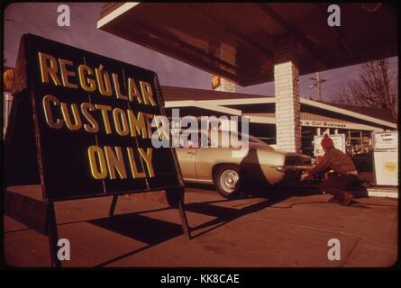 Avant le Règlement de l'Oregon Station essence Vente de carburant certains concessionnaires ont tenté de vendre uniquement à leurs clients réguliers ce pilote à Portland a été un client normal. L'image de courtoisie des Archives nationales, 1973. Banque D'Images