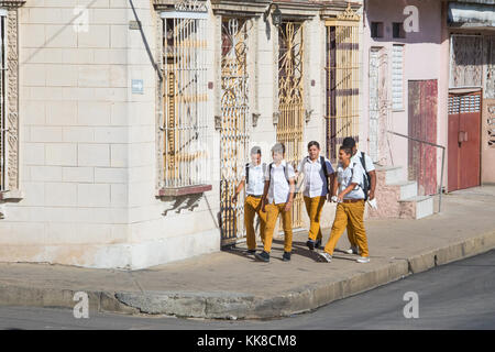 Teenage students walking à Cienfuegos, Cuba Banque D'Images