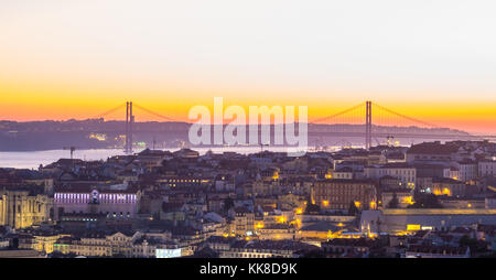 Lisbonne, Portugal - 19 novembre 2017 : la ville de Lisbonne, Portugal, par nuit, peu après le coucher du soleil sur une journée de novembre. Banque D'Images